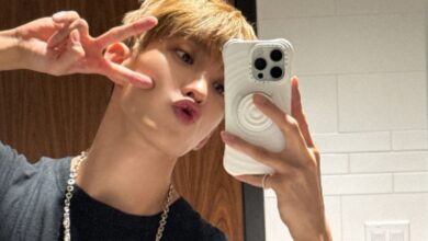 Dokyeom Tunjukkan Ragam Mirror Selfie yang Bikin OOTD Terlihat Rapi dan Karismatik