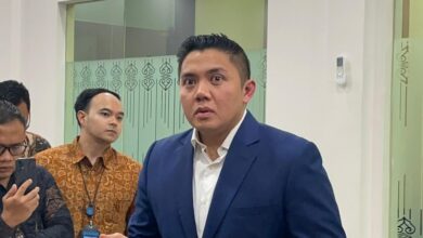 Cubit Pipi Luhut kepada Teddy Indra Wijaya, Gestur Santai yang Memancing Senyum Warganet