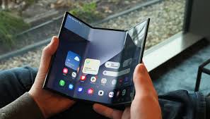 Carbon Standing Case Siap Dipakai Galaxy Z Fold 8 Ultra, Casing Tipis yang Punya Kickstand