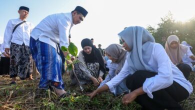 Santri Turun Ke Lumpur Rembang, Menyemai Mangrove Untuk Menahan Abrasi Pesisir